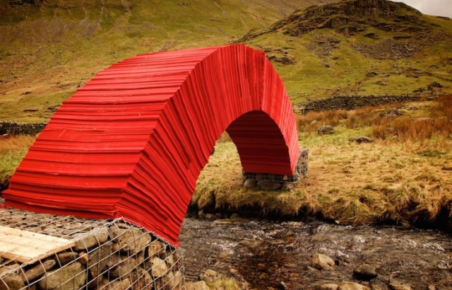 Umetnik izgradio funkcionalni most od papira bez upotrebe lepka ili vijaka