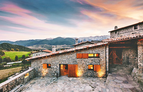 Trošna kamena seoska kuća rekonstruisana u prelepi moderni dom u ruralnoj Španiji