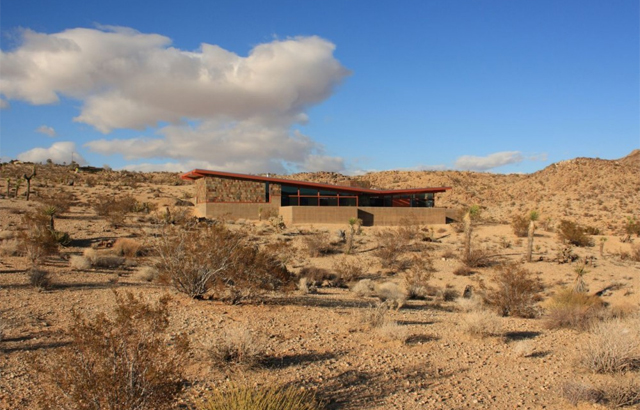 Arhitekta samostalno izgradio prelepi zeleni pustinjski dom za osam godina