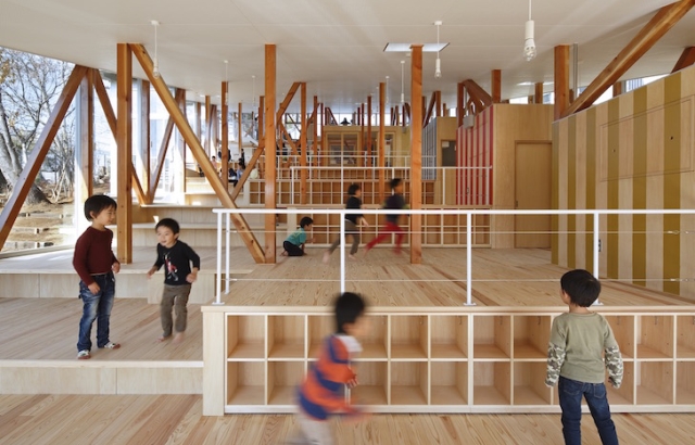 Terasasti drveni vrtić u Japanu unosi prirodu u zatvorene prostore