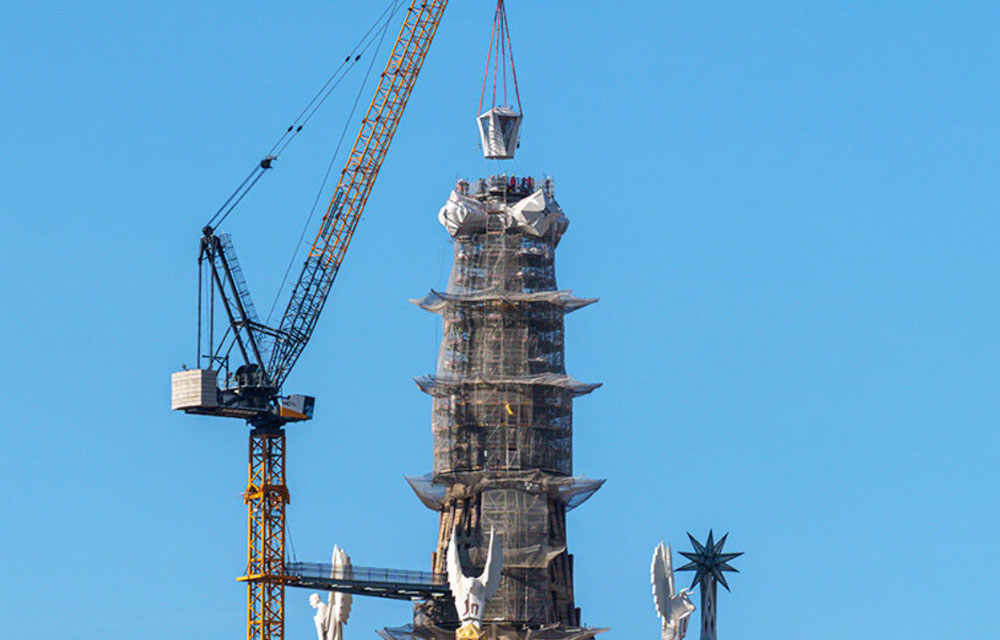 Završen spoljašnji deo kule Isusa Hrista: Monumentalni krst postavljen na visini od 176 metara
