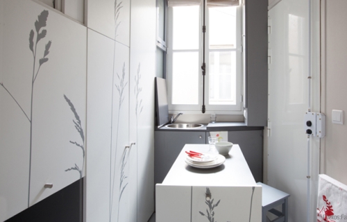 Maleni stan od 8 kvadrata u Parizu se transformiše poput švajcarskog noža (video)