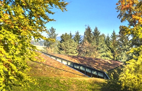 Obrazovni centar sa zelenim krovom koji je potopljen ispod parka u Češkoj
