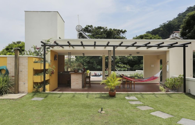 Rustična terasasta kuća sa zelenim krovom za opuštanje u vreloj klimi Brazila