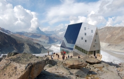 Samodovoljna solarna kuća za planinare na Alpima