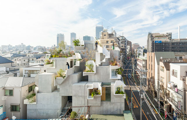 „Futuristička i divlja“ zgrada od naslaganih betonskih kutija