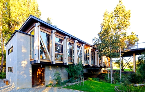 Rustični moderni dom izgrađen od recikliranog drveta je ujedno i most