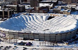Snežna oluja u SAD srušila krov stadiona (video)