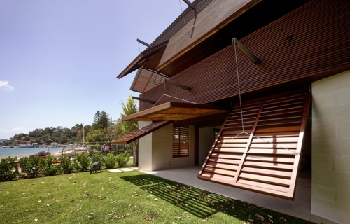 Australijska kuća „Pittwater“ se otvara i zatvara sa fasadom od pokretnih drvenih elemenata
