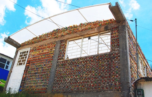 Višebojni centar zajednice u Kolumbiji napravljen od 40.000 recikliranih plastičnih flaša