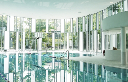 Zatvoreni bazen u Nemačkoj je obavijen sa razigranom talasastom staklenom fasadom