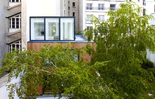 Drveni penthaus dodaje minimalistički šik u pariskoj bašti