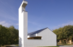 Pravolinijski beli zvonik na zgradi crkvene zajednice u Mađarskoj