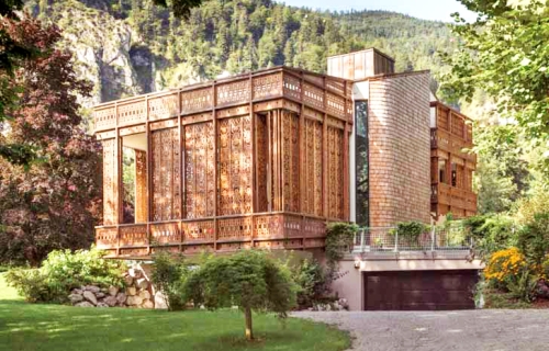 Predivna vila na obali jezera u Austriji sa drvenom filigranskom fasadom