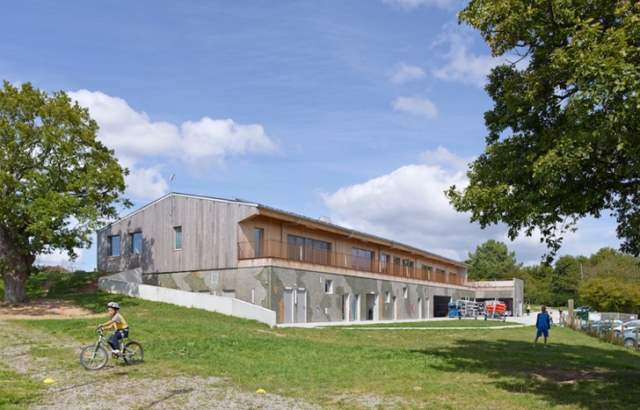 Veslački klub sa zelenim krovom se harmonizuje sa prirodom u zapadnoj Francuskoj
