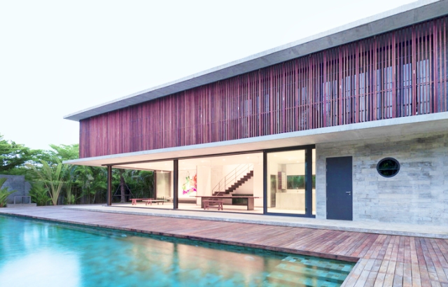 Tropska švajcarsko-tajlandska kuća koja se obavija oko azurnog bazena