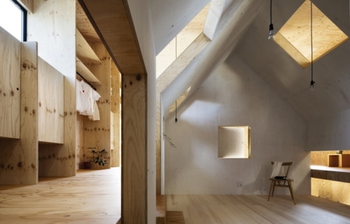 Mravlja kuća krije inovativni drveni enterijer iza metalne kocke u Japanu
