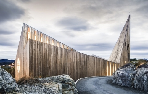 Moderna drvena crkva se izdiže poput šiljate krune u Norveškoj