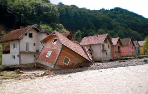 Poplave srušile 1.800 kuća, a oštetile još 3.000