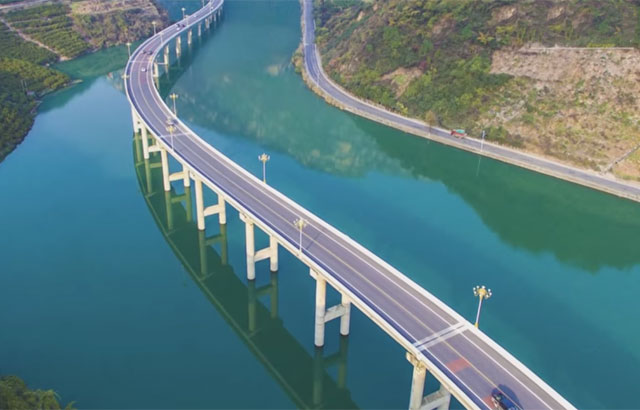 Auto-put koji prati liniju reke bez mostova