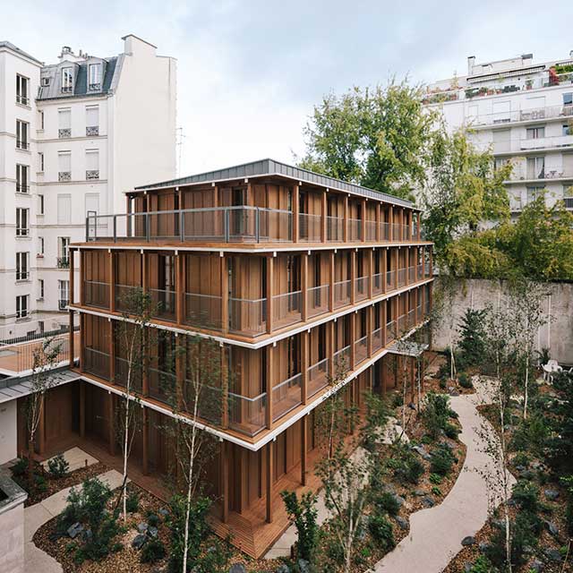 Drvena zgrada unutar stambenog bloka iz 70-ih u Parizu