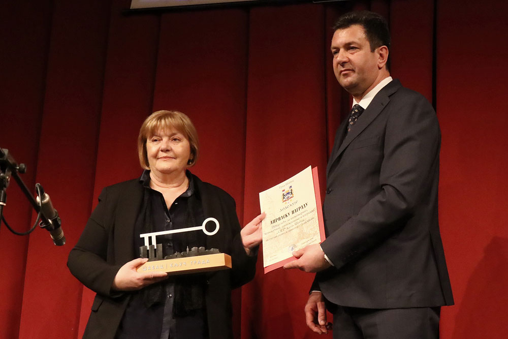 Gradonačelnik Šapca dr Aleksandar Pajić uručio je Aprilsku nagradu direktorki Milenci Srećković
