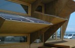 Solarna kuća sa ugrađenim modularnim fotopanelima na krovu