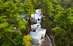 Rezidencija Daisen: Klaster belih objekata ušuškani u gustoj japanskoj šumi
