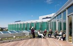 Najzelenija gradska kuća u Švedskoj je prekrivena sa solarnim panelima i zelenim krovom