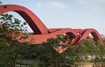 Most u formi talasaste crvene trake